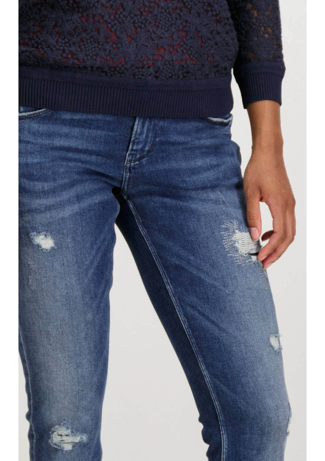 Calças de ganga com rotos para mulher da Garcia Jeans