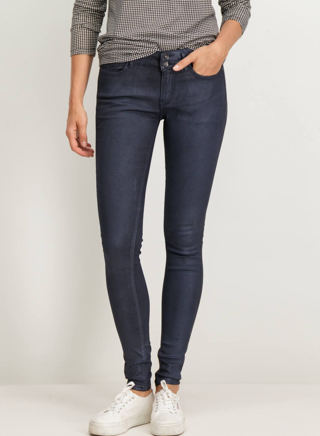 Calças azul escuro com brilho para mulher da Garcia Jeans
