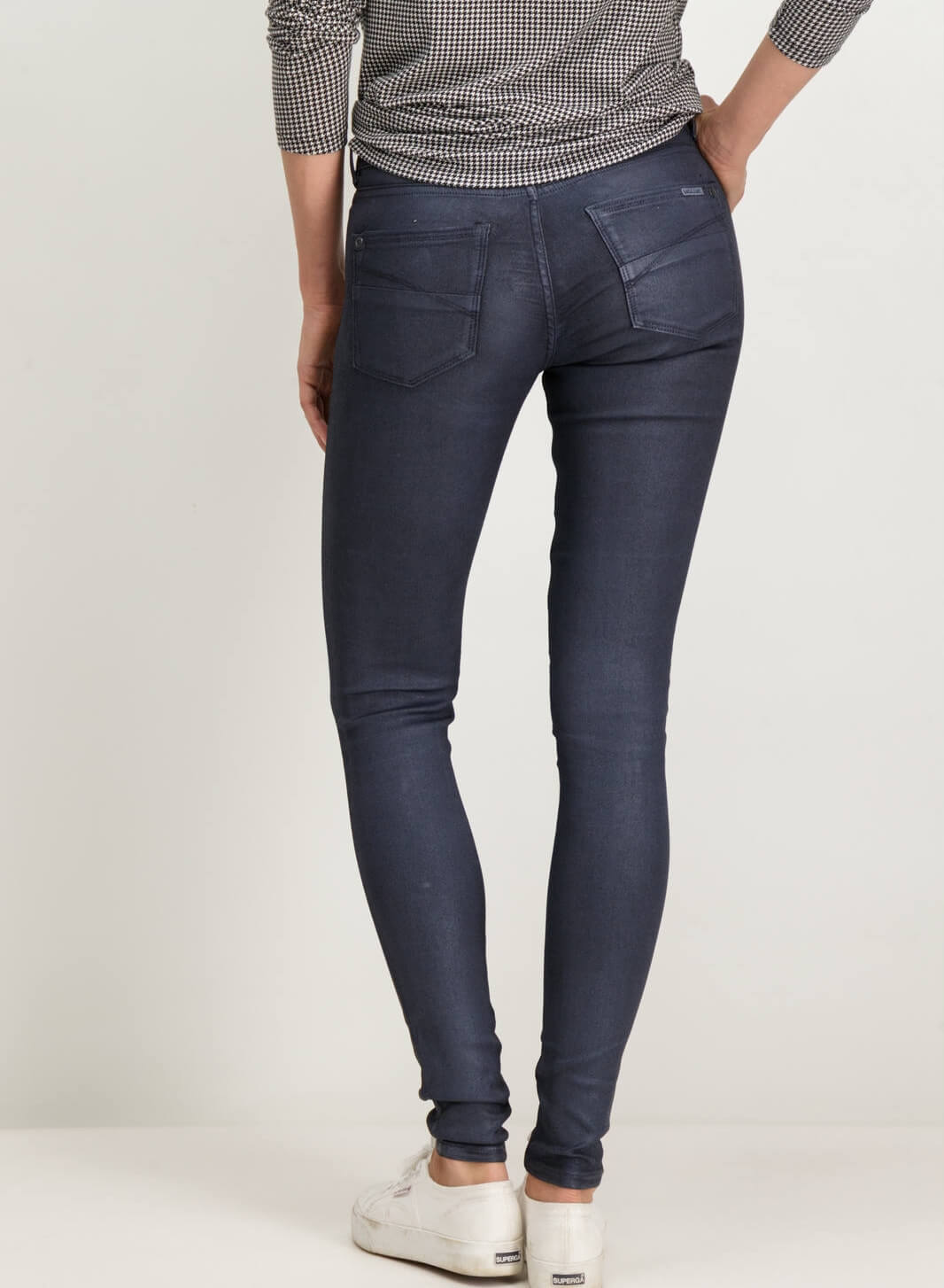 Calças azul escuro com brilho para mulher da Garcia Jeans