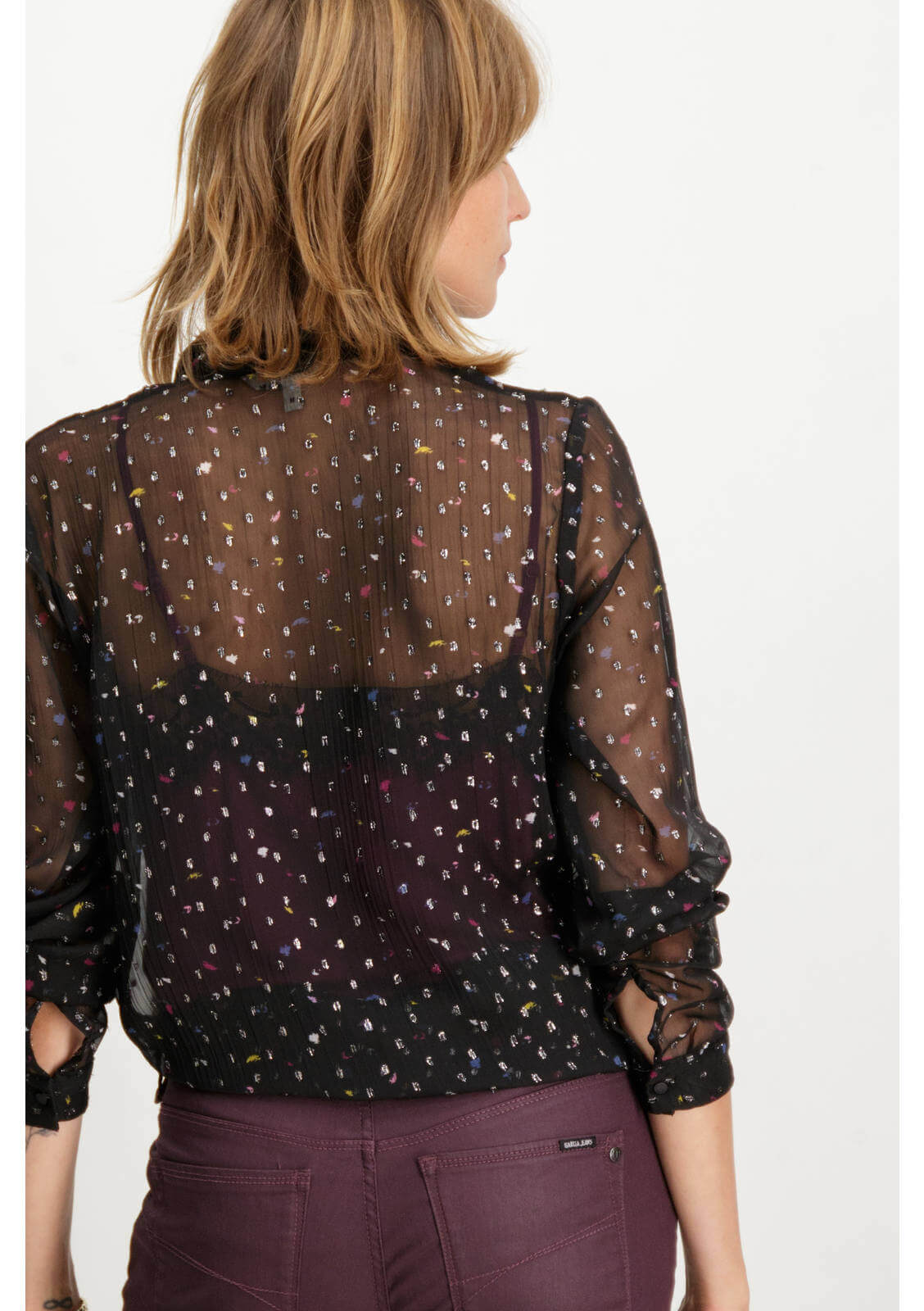 Blusa preta com enfeite para mulher da Garcia Jeans