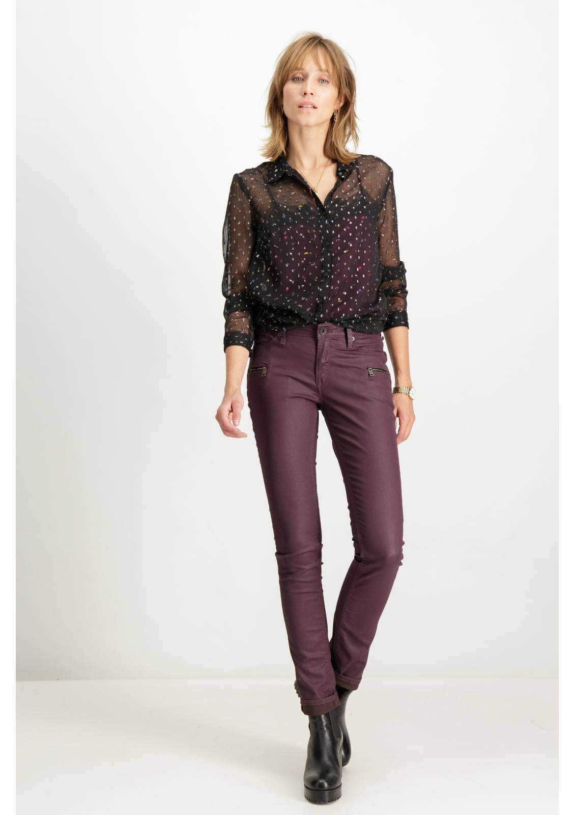 Blusa preta com enfeite para mulher da Garcia Jeans