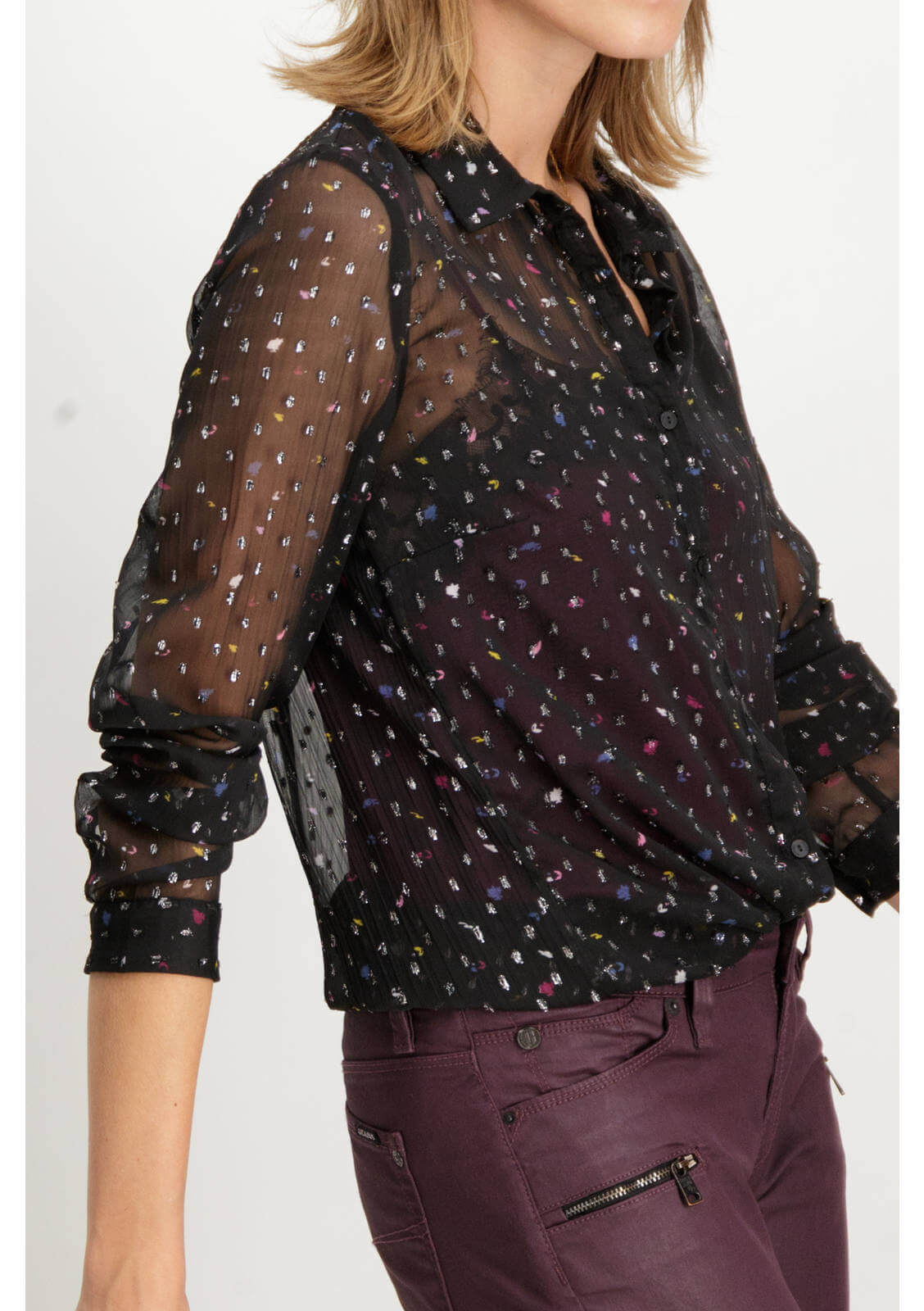 Blusa preta com enfeite para mulher da Garcia Jeans