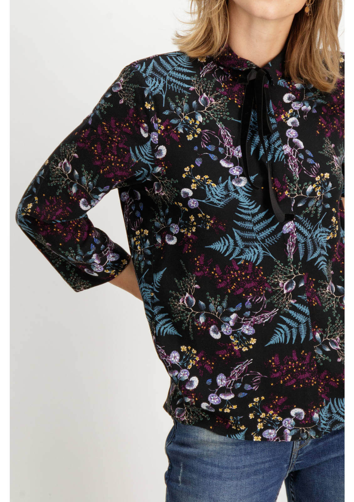 Blusa com laço na gola para mulher da Garcia Jeans
