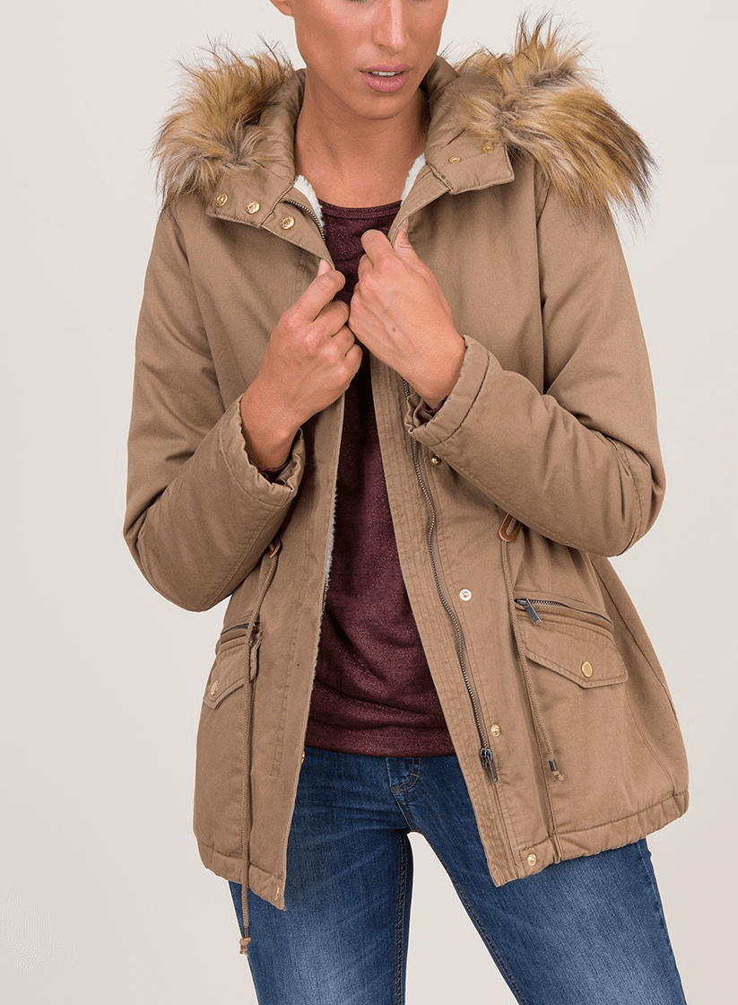 Frente do casaco camel com pelo no capuz para mulher da Tiffosi