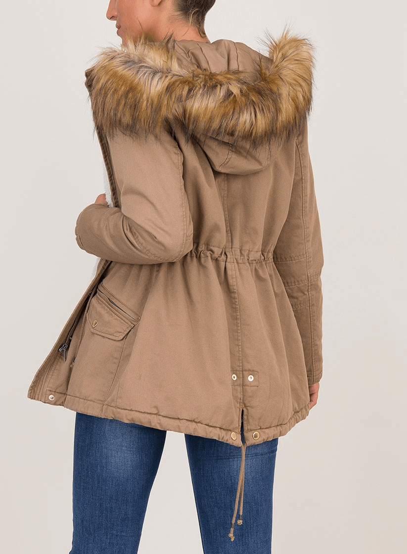 Costas do casaco camel com pelo no capuz para mulher da Tiffosi
