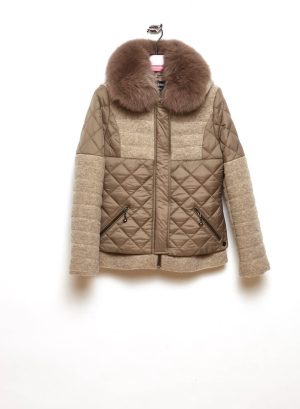 Frente de casaco curto com pelo na gola em bege para mulher da Van-Dos