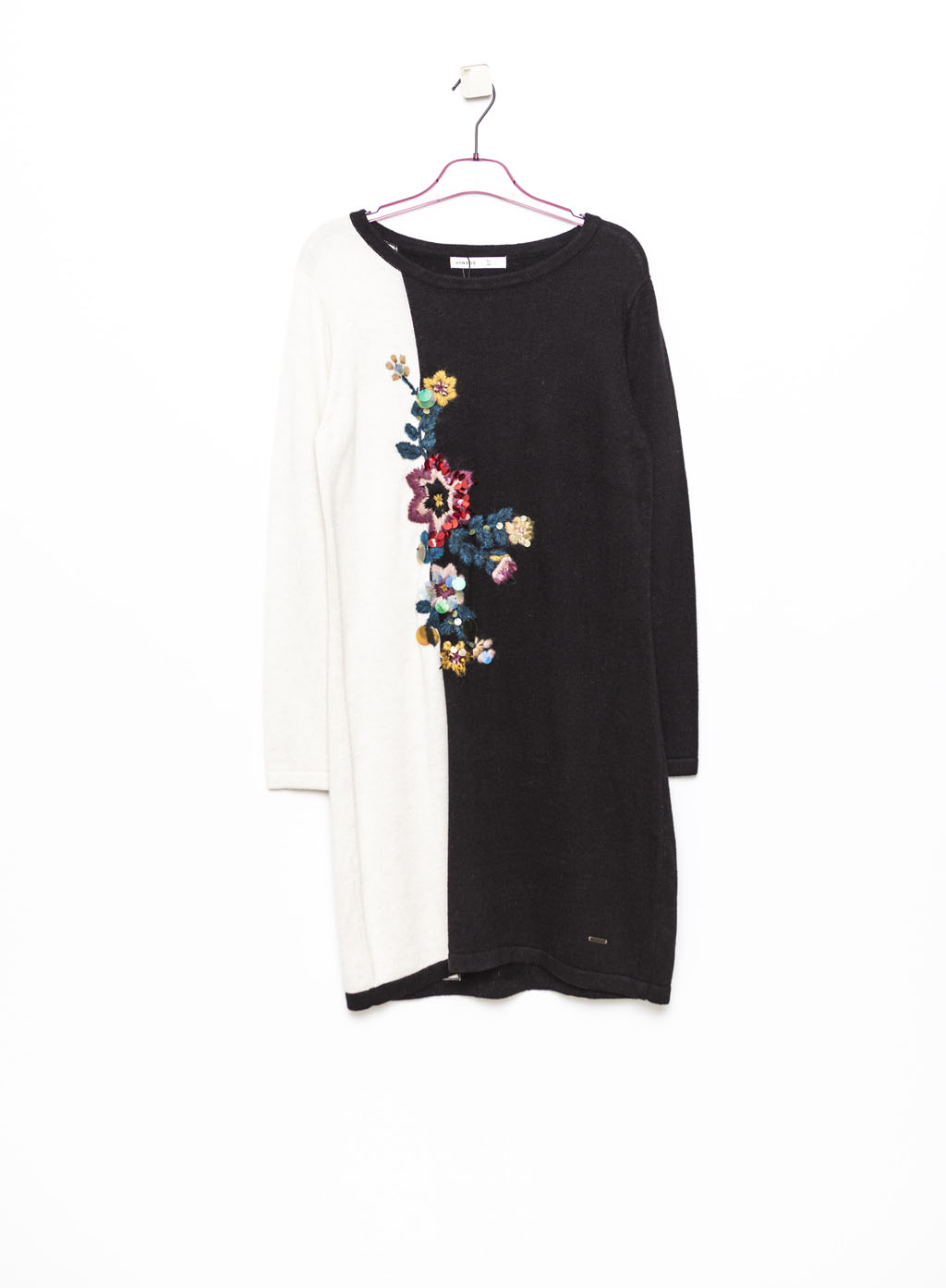 Frente de vestido de malha bicolor flor bordada em preto e branco da Van-Dos
