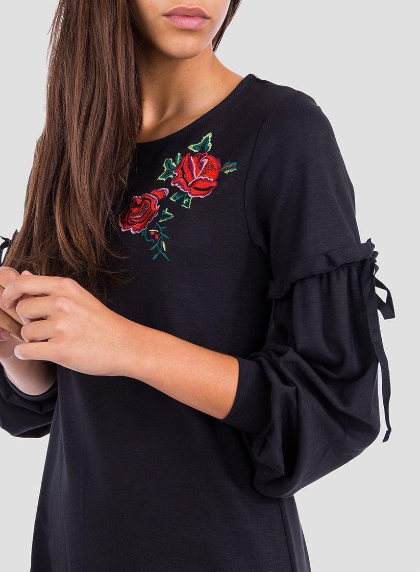 Pormenor do vestido preto com bordado floral da Tiffosi
