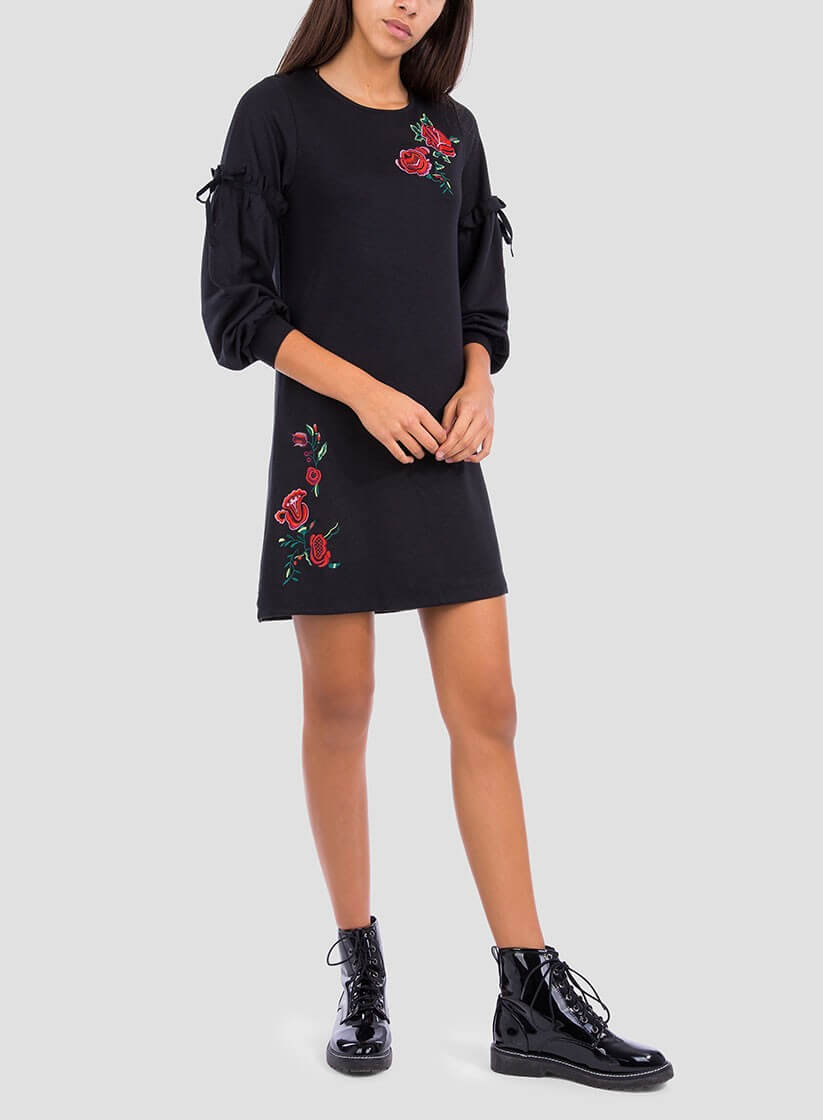 Frente de vestido preto com bordado floral da Tiffosi