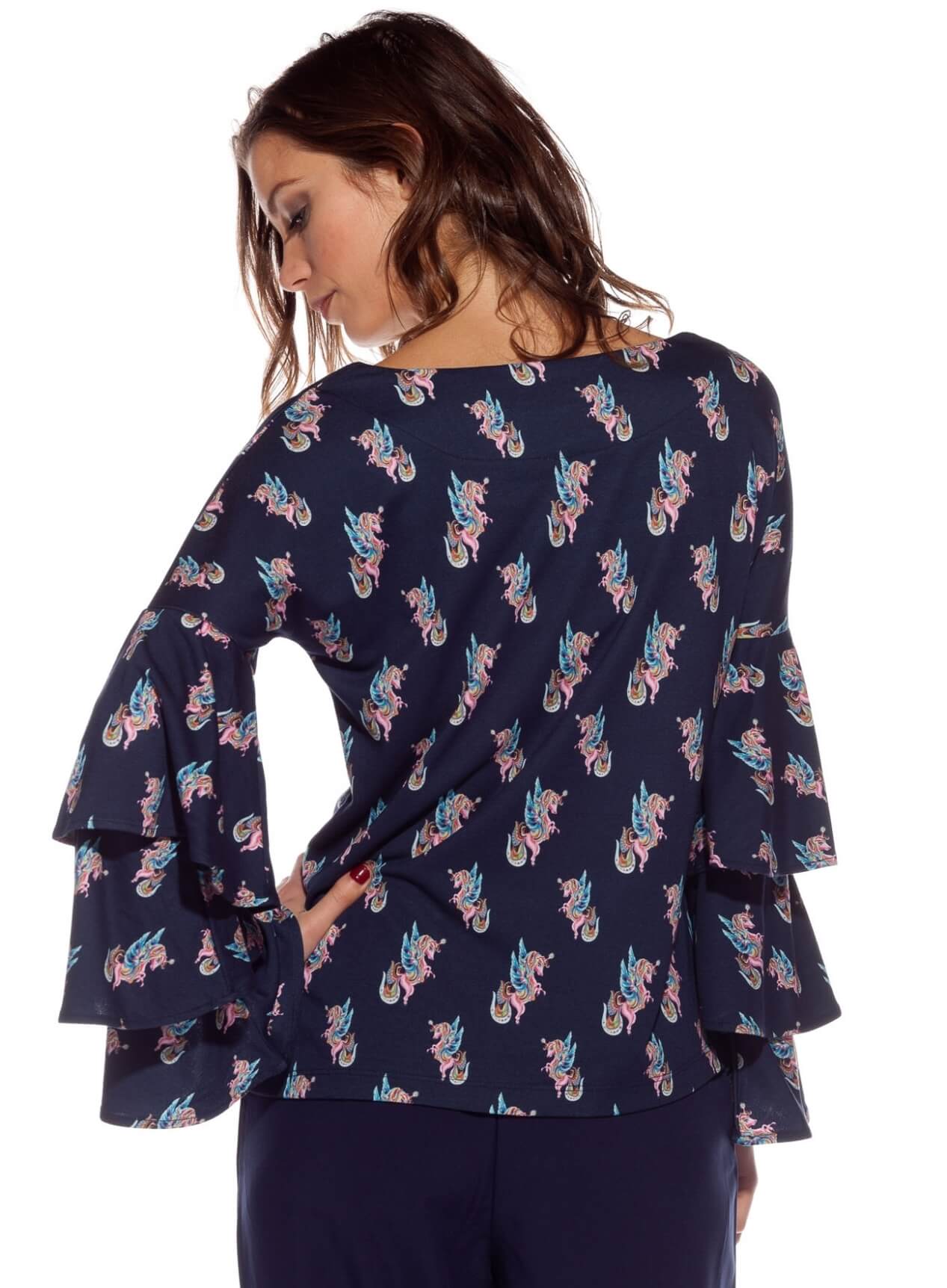 Costas da camisola de malha com print unicórnios da Rosalita McGee