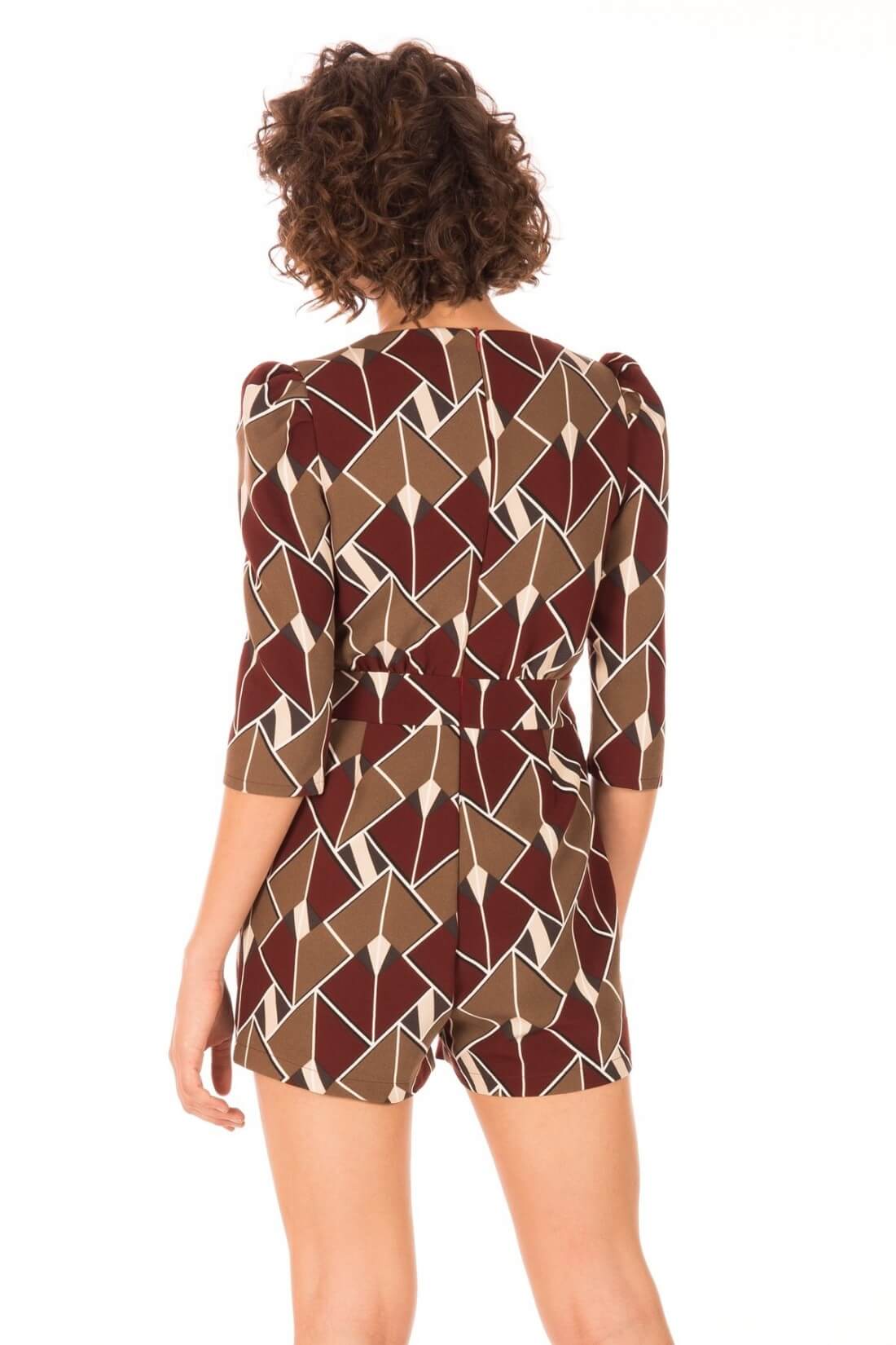 Costas do jumpsuit calção em print geométrico da Minueto