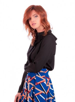 bryanna-blouse 2 Lateral da camisa preta com folho para mulher da Minueto