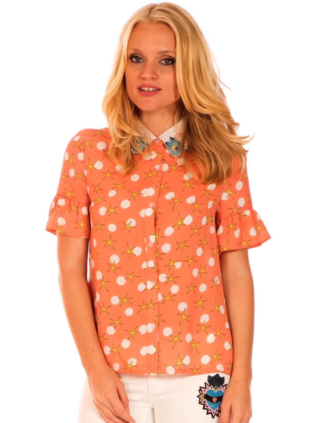 Camiseiro com bordado floral na gola da Minueto