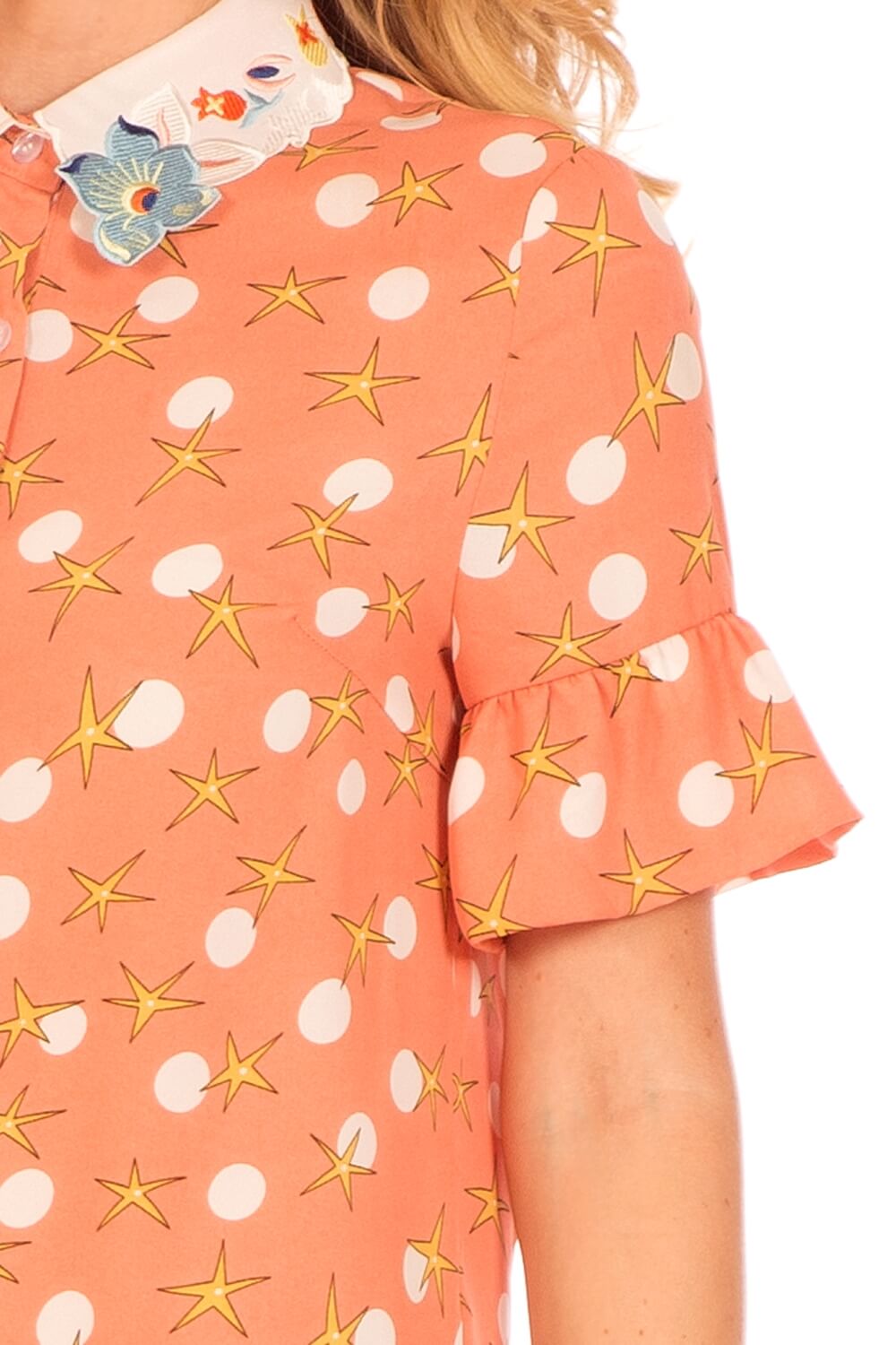 Camiseiro com bordado floral na gola da Minueto