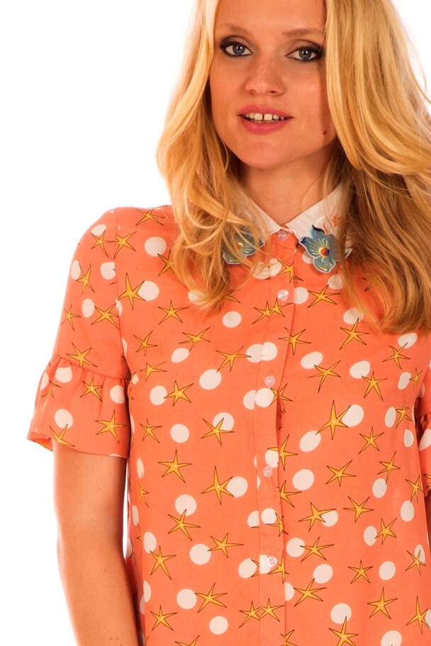 Camiseiro com bordado floral na gola da Minueto