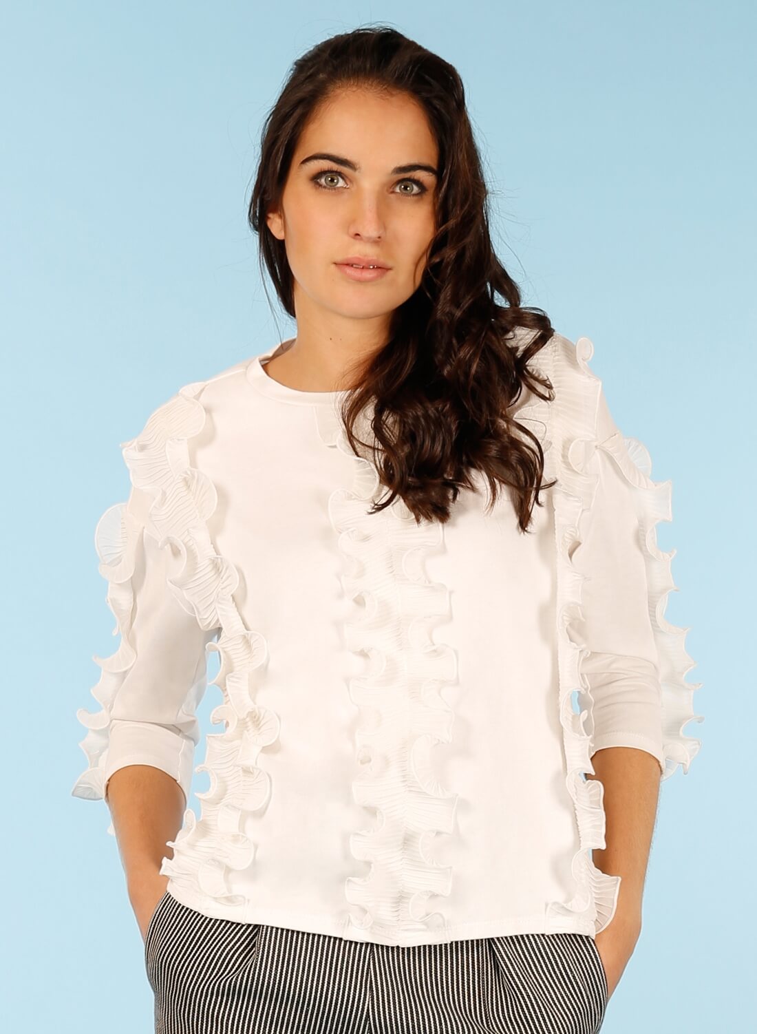 Camisola branca com folhos na frente da Minueto