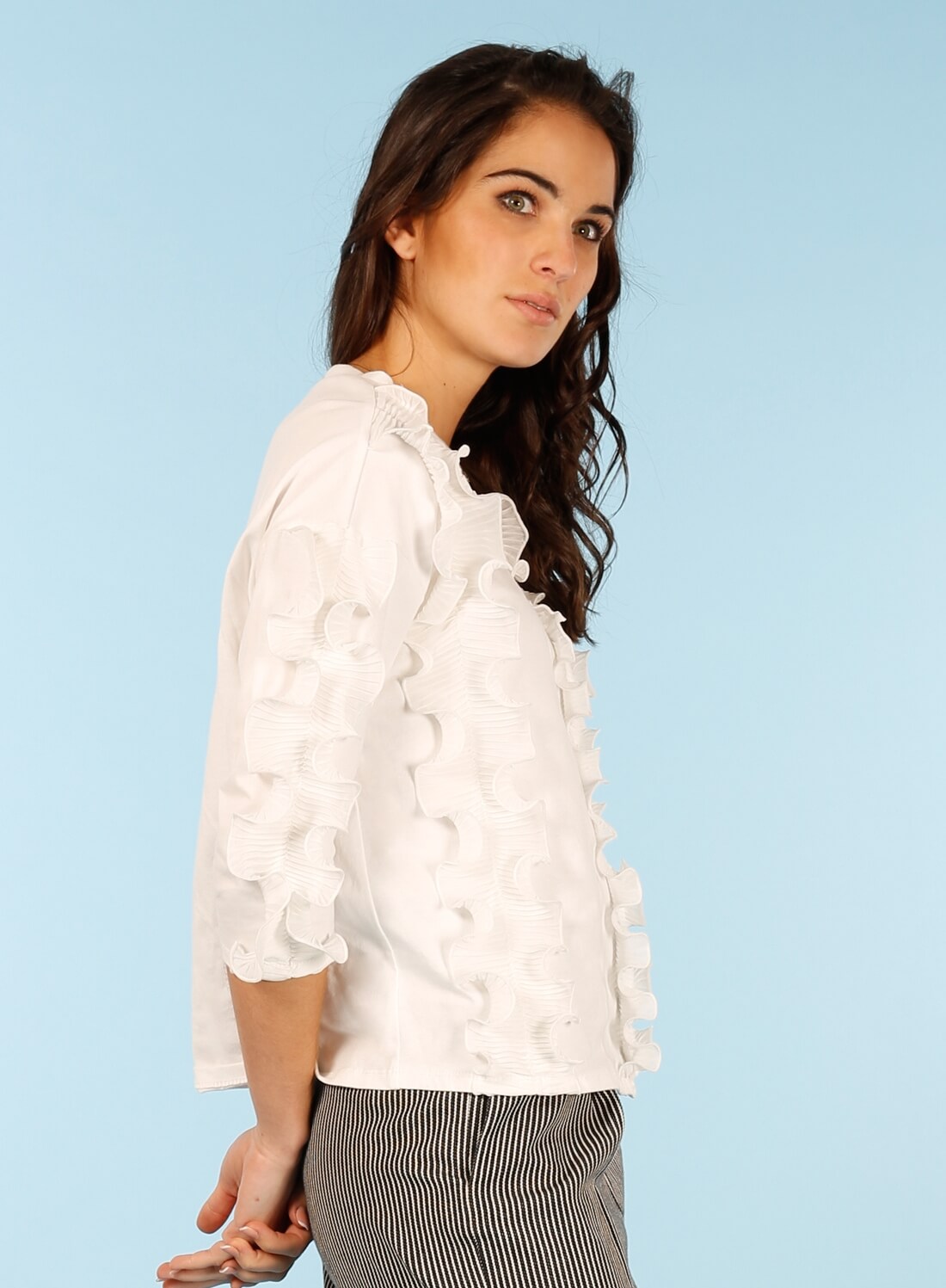 Camisola branca com folhos na frente da Minueto