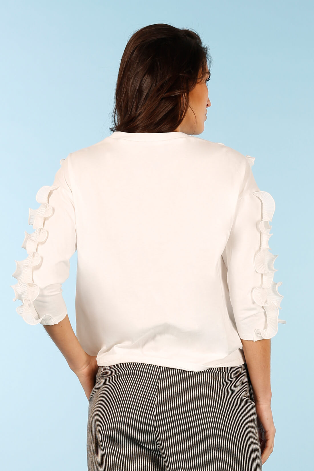 Camisola branca com folhos na frente da Minueto