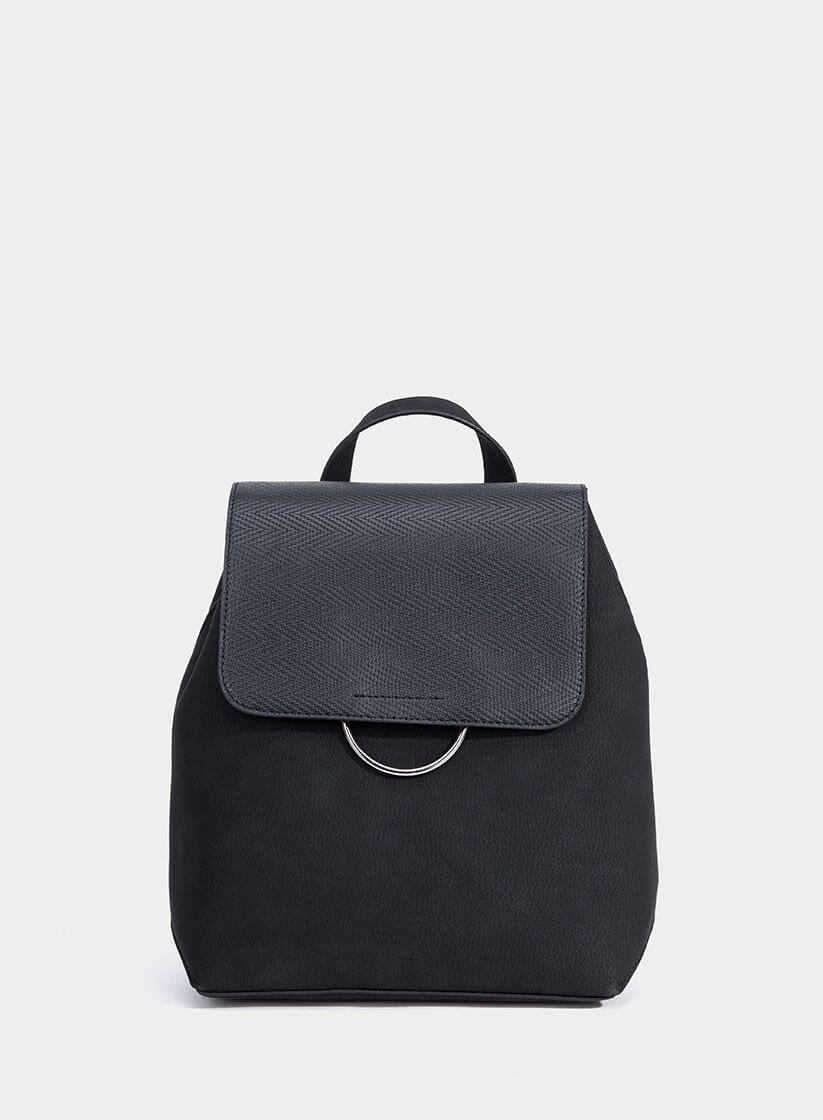 Mochila preta com relevo e argola de metal da Tiffosi