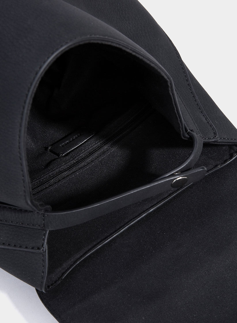 Mochila preta com relevo e argola de metal da Tiffosi