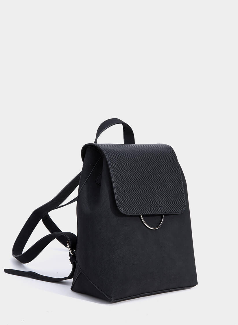 Mochila preta com relevo e argola de metal da Tiffosi