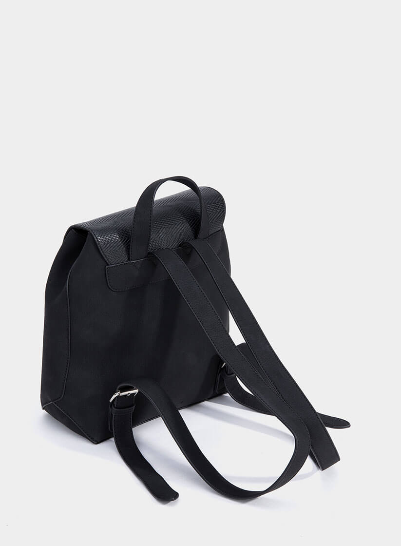 Mochila preta com relevo e argola de metal da Tiffosi