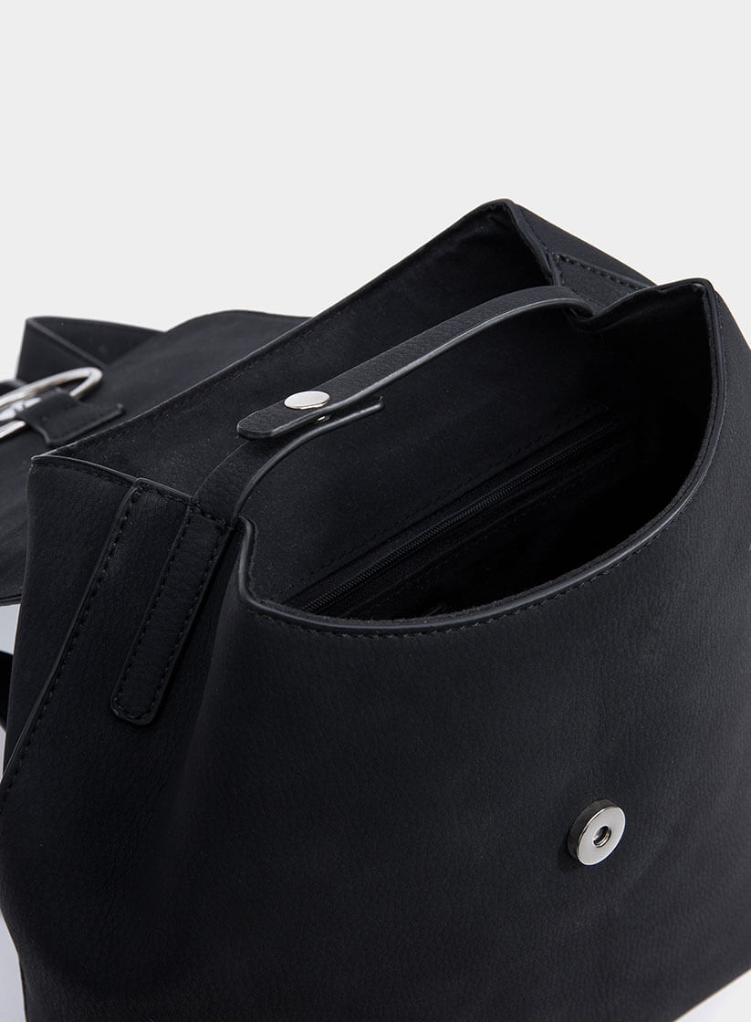 Mochila preta com relevo e argola de metal da Tiffosi