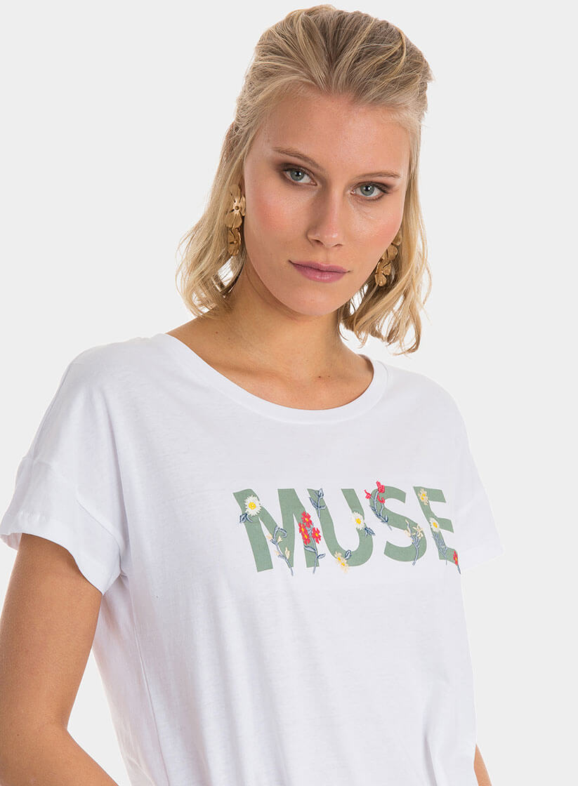T´shirt branca com bordados e folhos da Tiffosi
