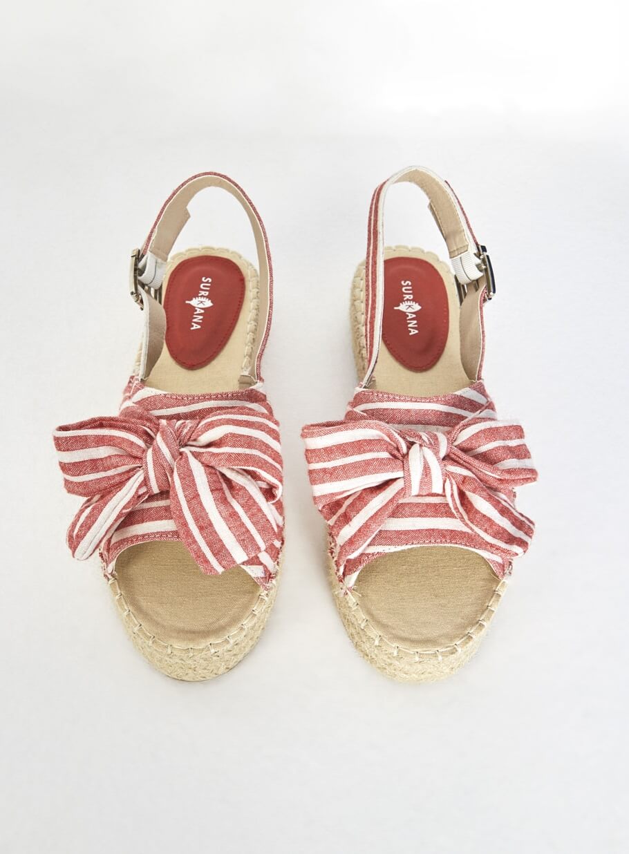 Sandália com risca vermelha e laço da Surkana