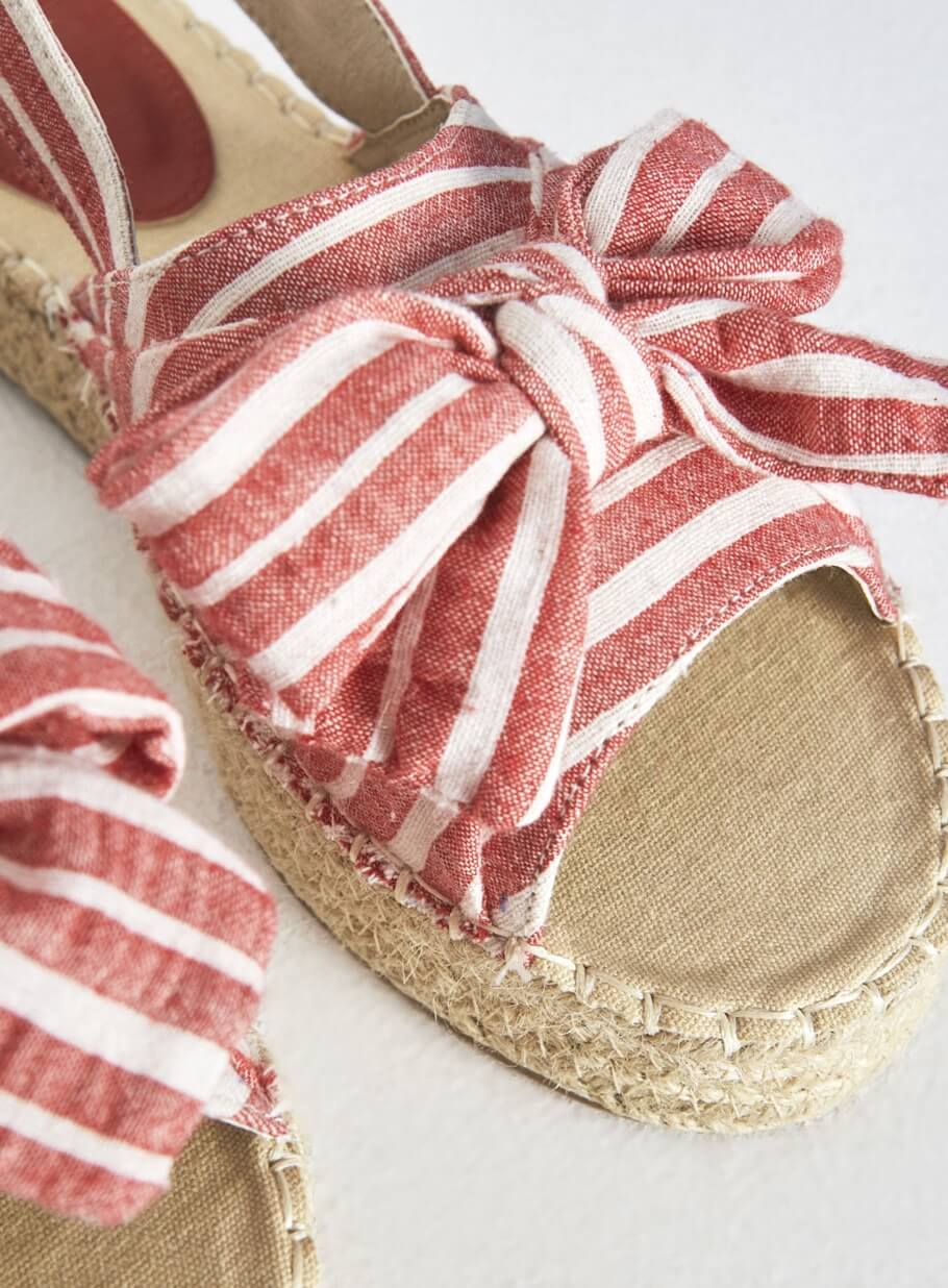 Sandália com risca vermelha e laço da Surkana