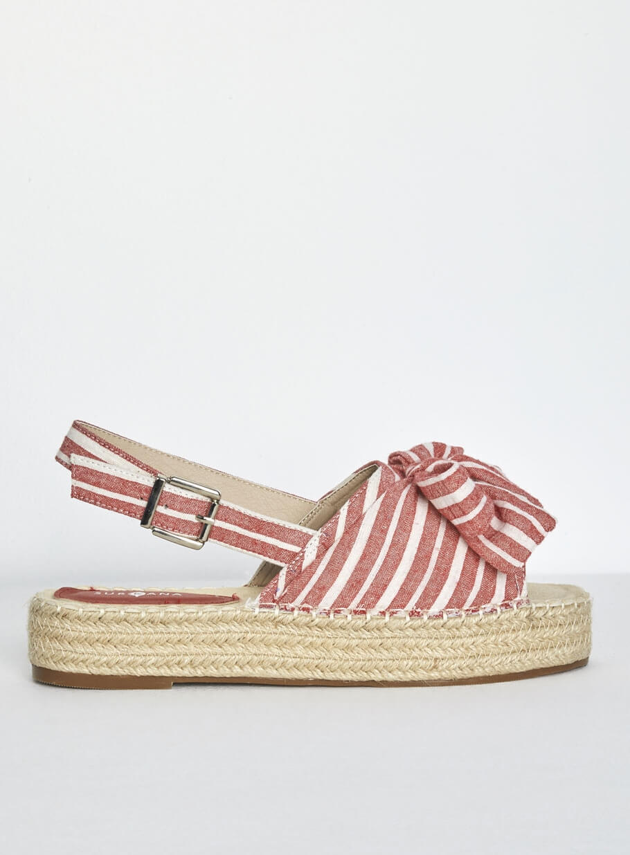 Sandália com risca vermelha e laço da Surkana