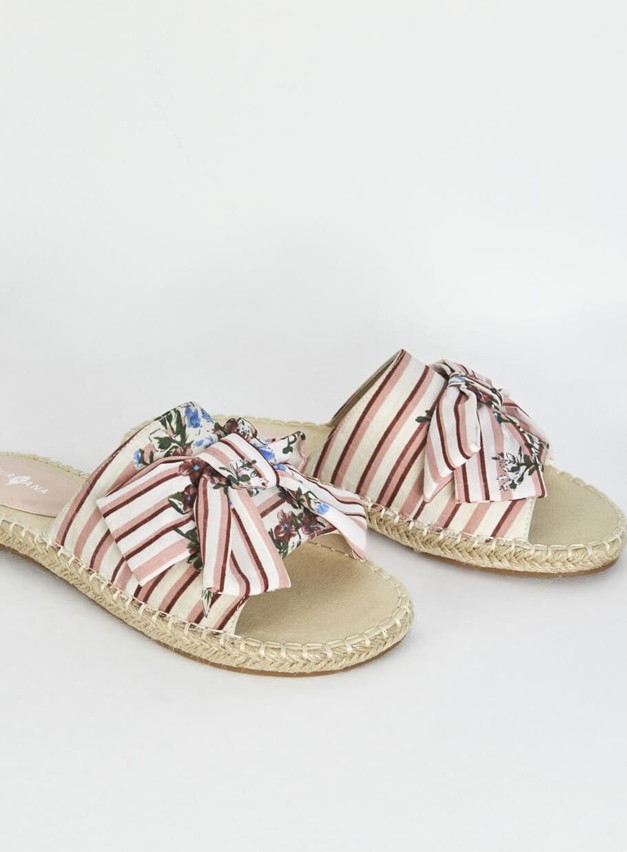 Sandália rosa com print floral da Surkana