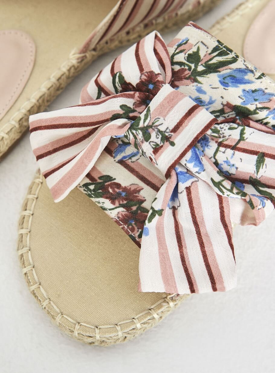 Sandália rosa com print floral da Surkana