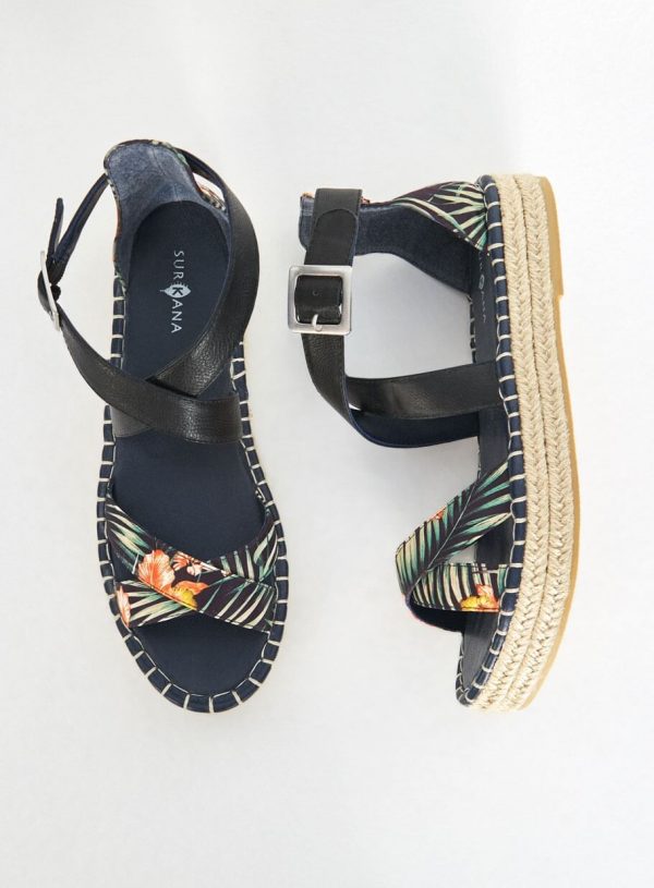 Sandália com fivela em print floral da Surkana
