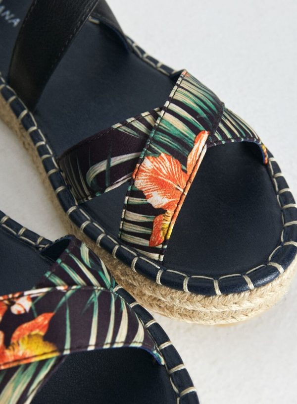 Sandália com fivela em print floral da Surkana