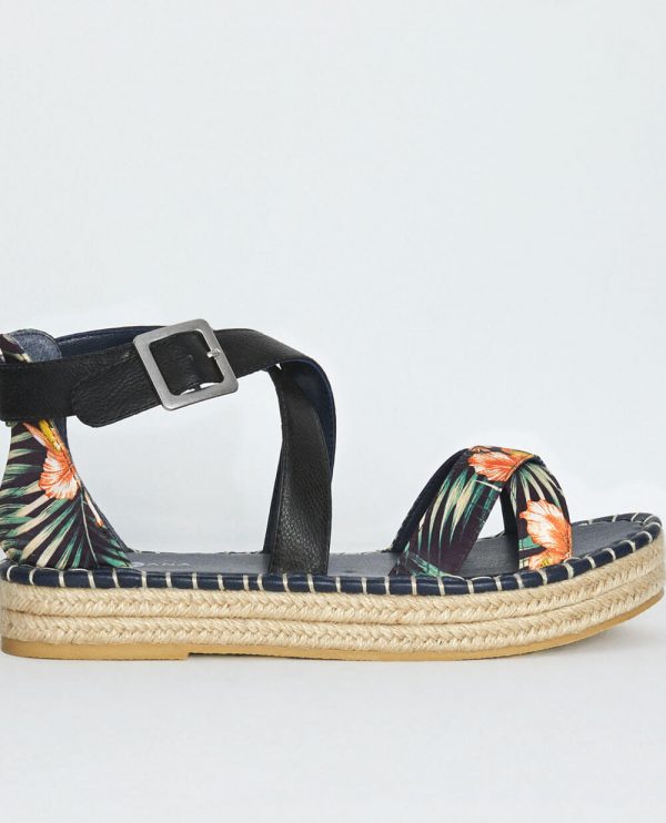 Sandália com fivela em print floral da Surkana
