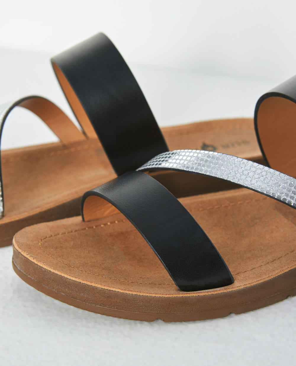 Sandália preta com tira envies da Surkana