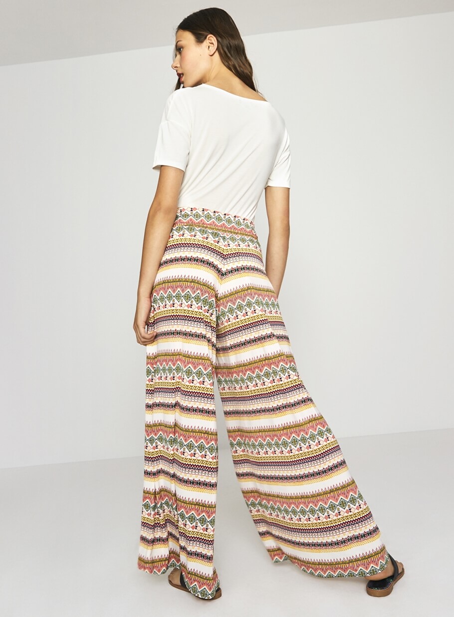 Calça larga com print da Surkana