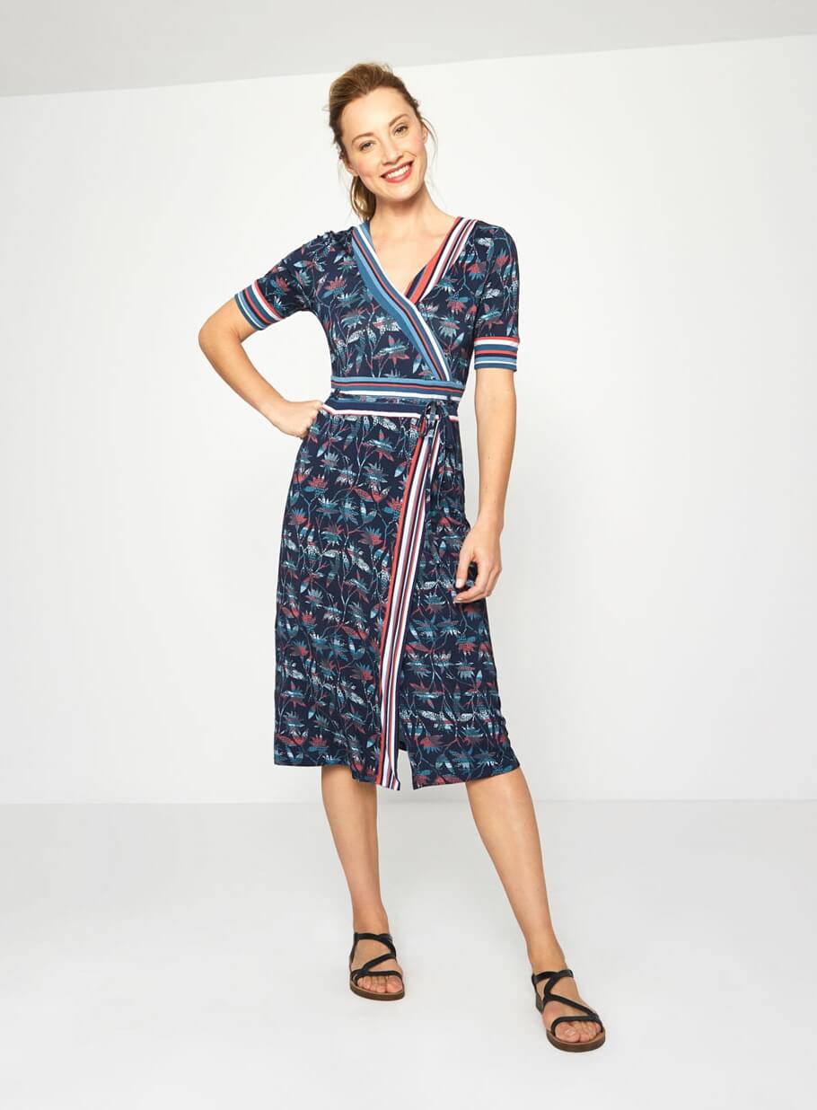 Vestido azul traçado no peito da Surkana