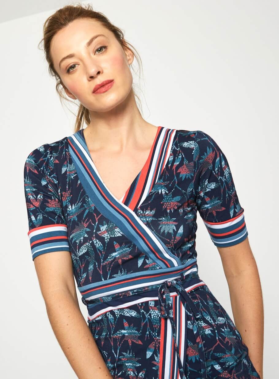 Vestido azul traçado no peito da Surkana