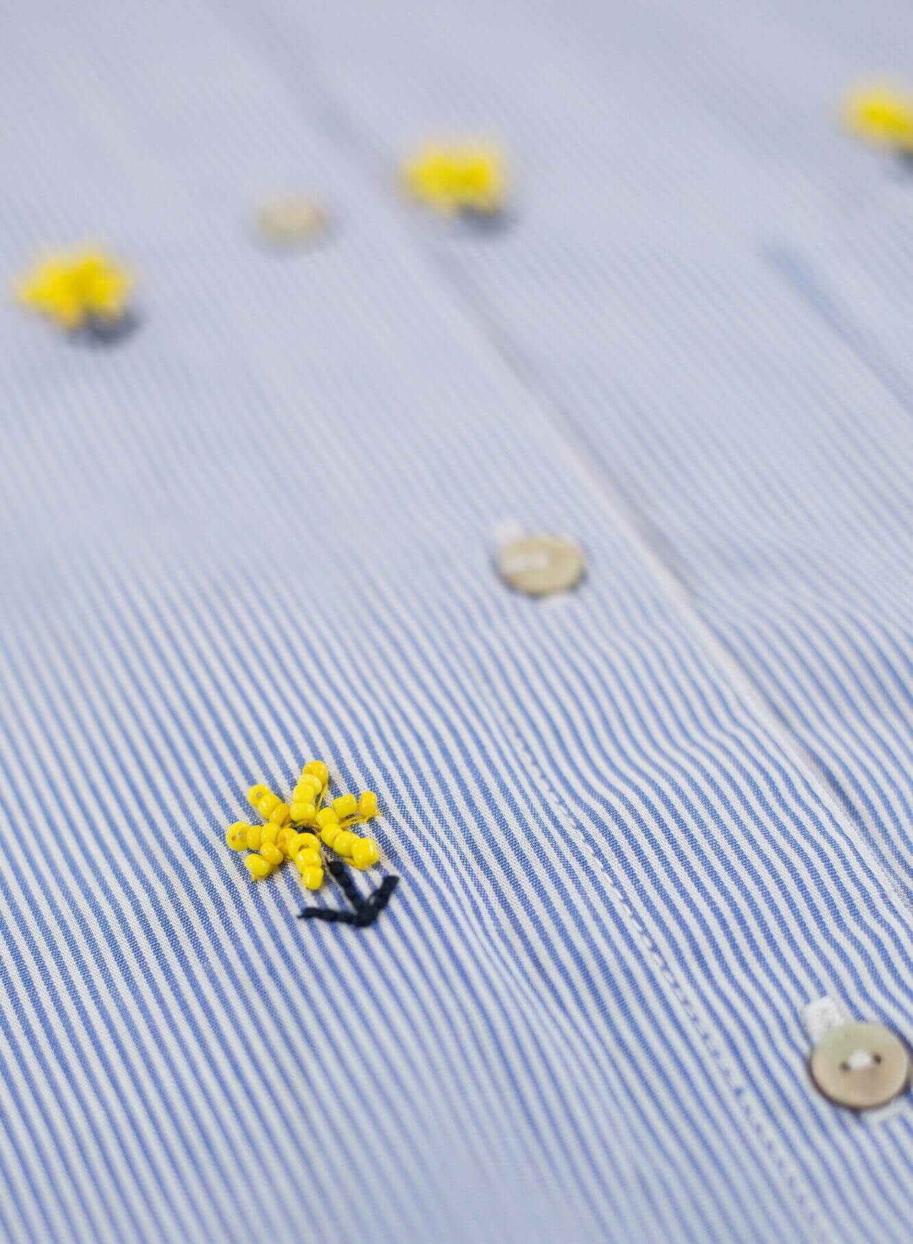 Camisa re risca com flores em missangas para Mulher da Garcia
