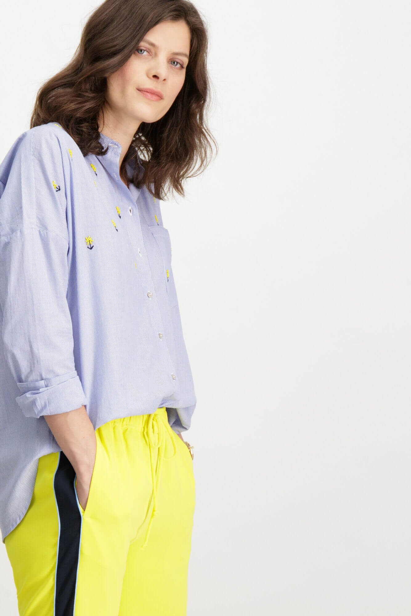 Camisa re risca com flores em missangas para Mulher da Garcia