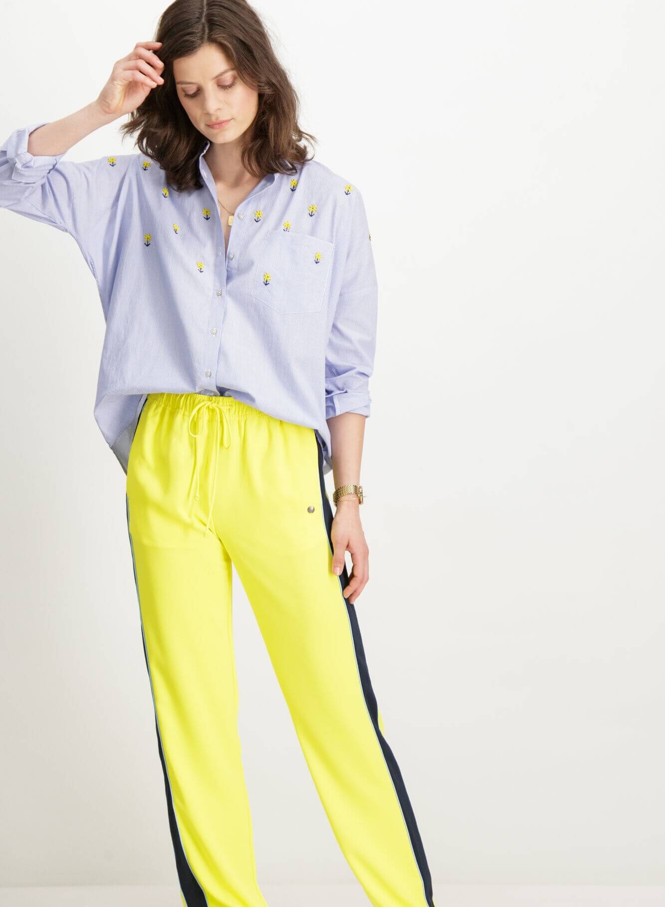 Camisa re risca com flores em missangas para Mulher da Garcia