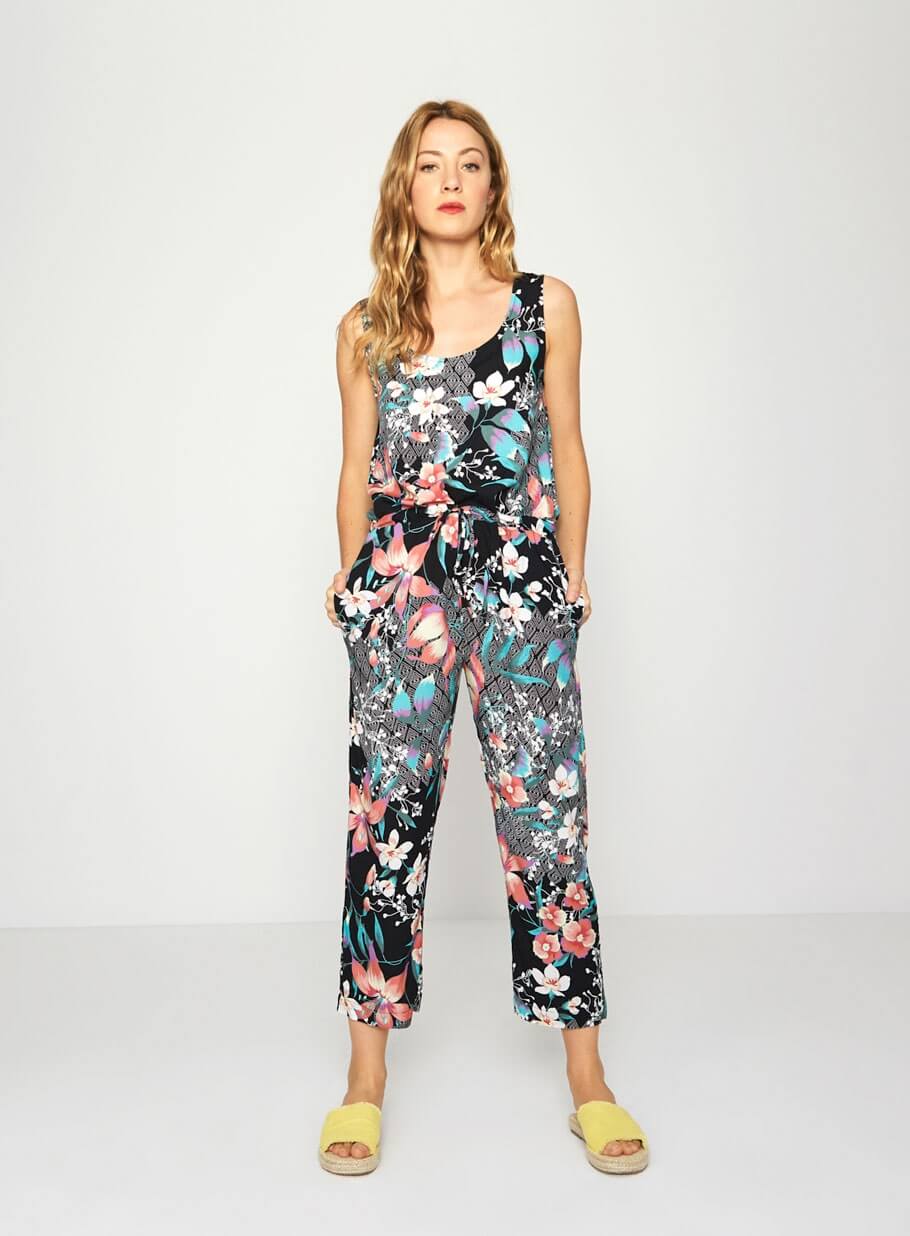 Frente inteira de macacão de alças com print floral da Surkana