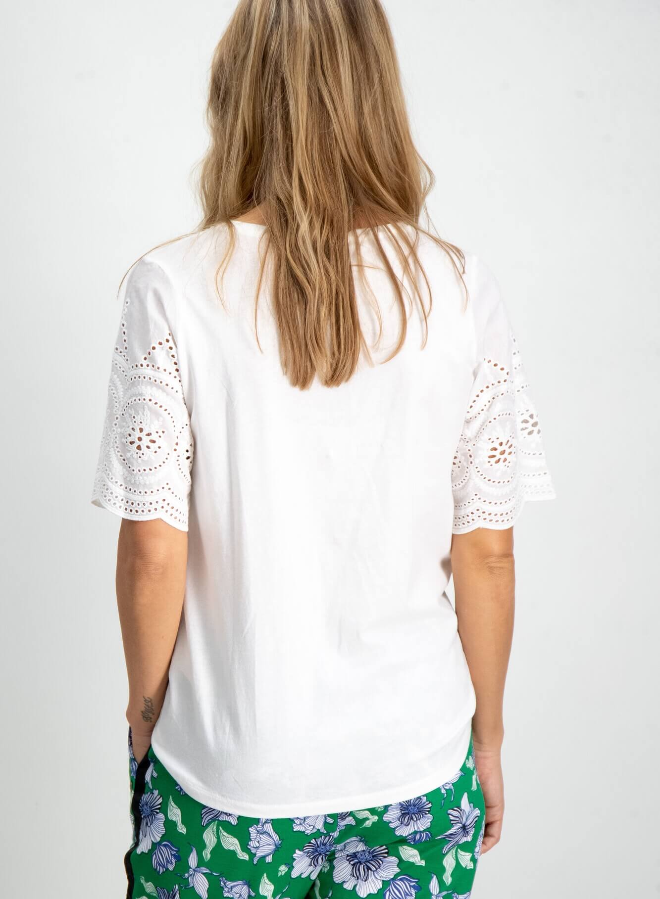 T-shirt branca com renda para mulher da Garcia Jeans