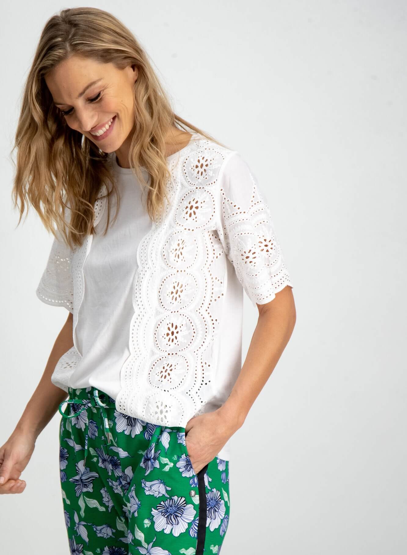 T-shirt branca com renda para mulher da Garcia Jeans