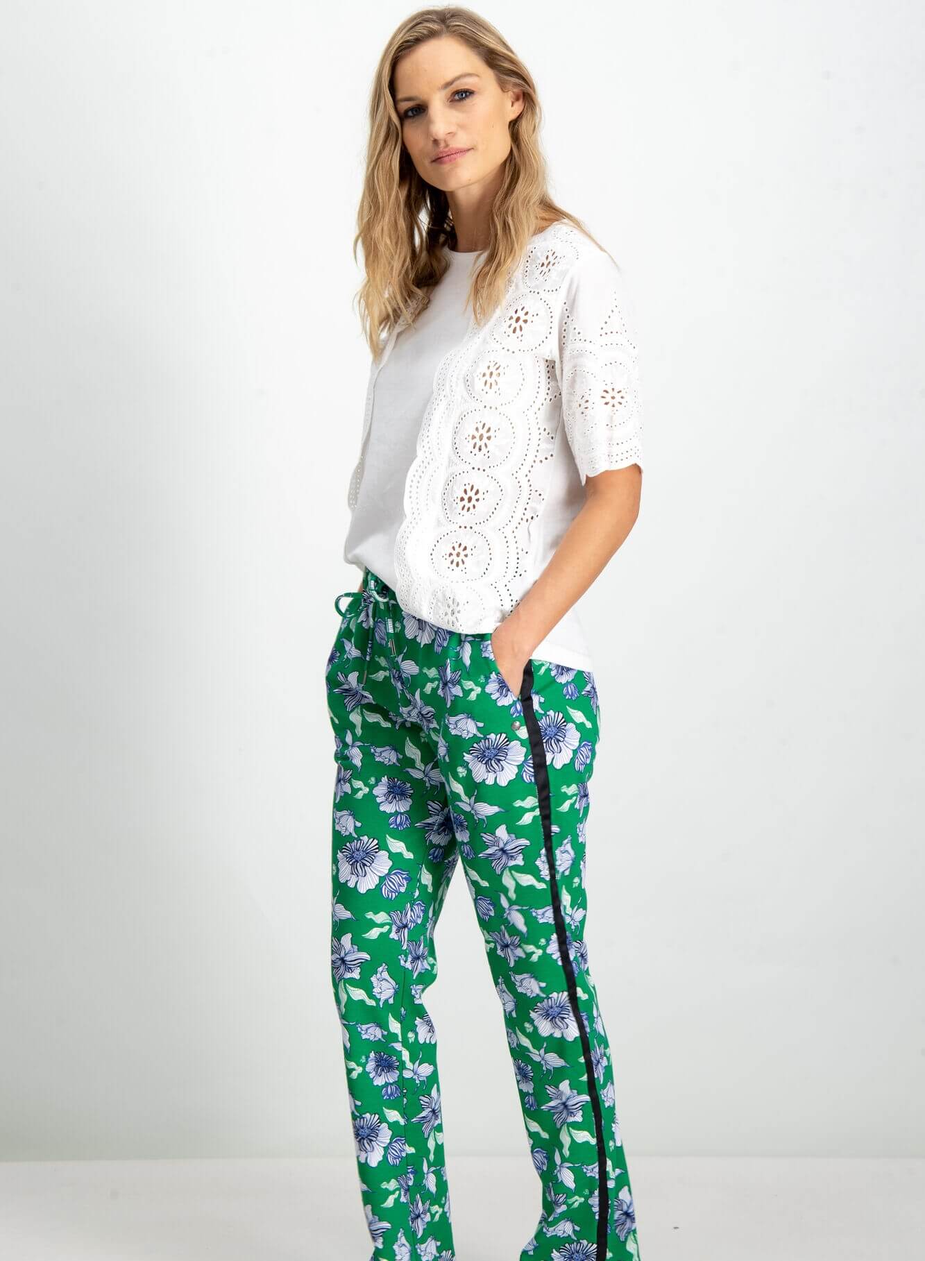 T-shirt branca com renda para mulher da Garcia Jeans