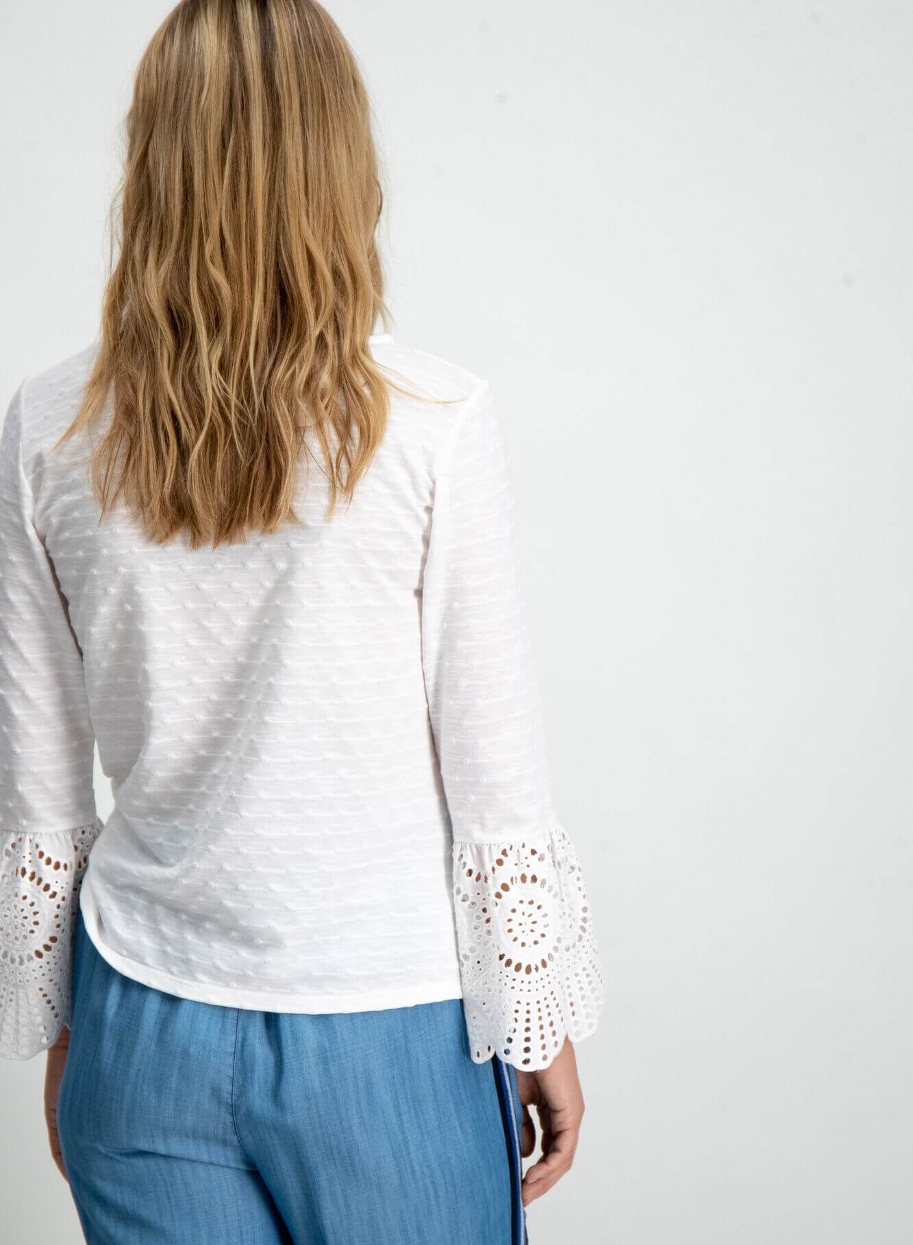 Blusa branca manga com trompete em renda para mulher da Garcia Jeans