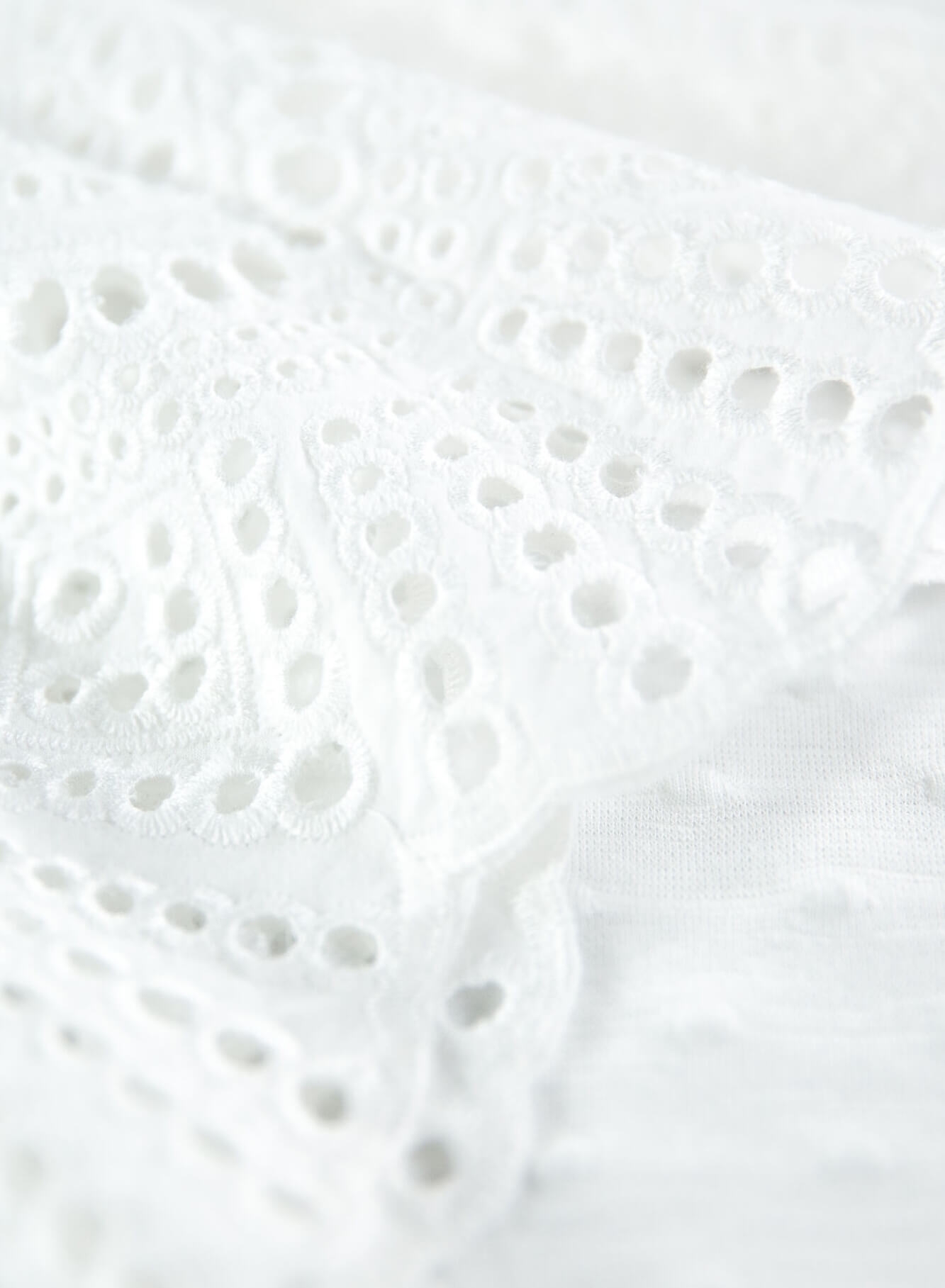 Blusa branca manga com trompete em renda para mulher da Garcia Jeans