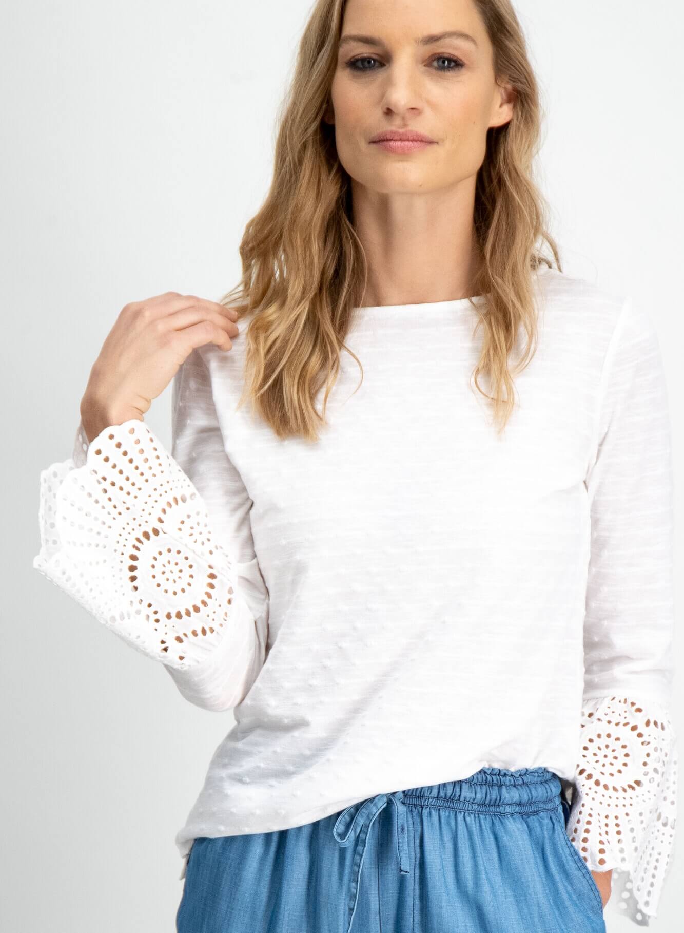 Blusa branca manga com trompete em renda para mulher da Garcia Jeans